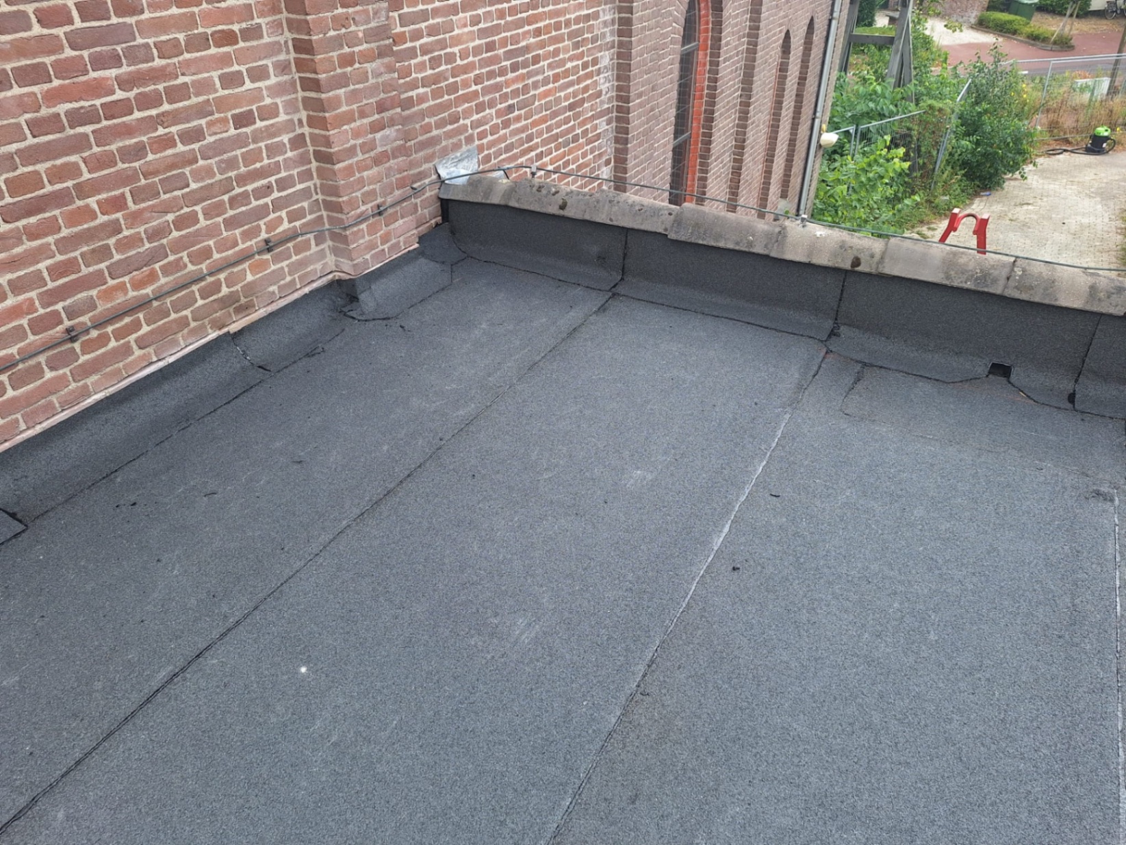 Plat dak met nieuwe bitumen dakbedekking en randafwerking