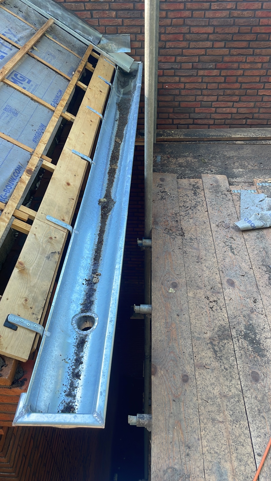Nieuwe zinken mastgoot met hemelwaterafvoer